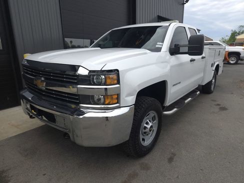 Used 2017 Chevrolet Silverado 2500 W/T AWD/4WD image 2