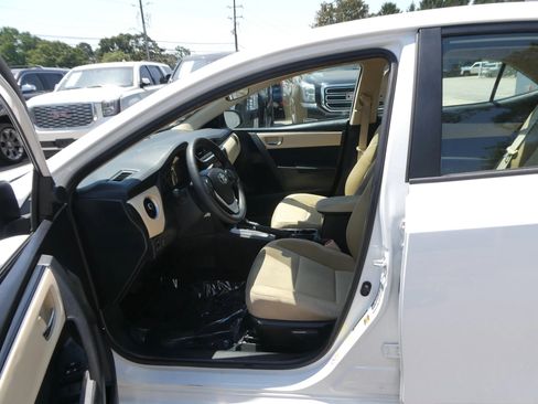 Used 2018 Toyota Corolla LE FWD image 12