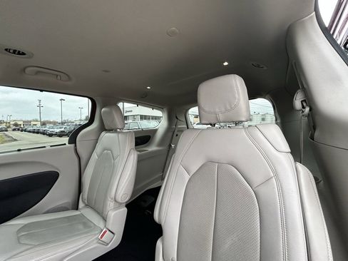 Used 2021 Chrysler Pacifica Touring-L image 27