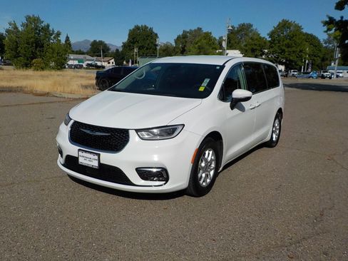 Used 2023 Chrysler Pacifica Touring-L image 1