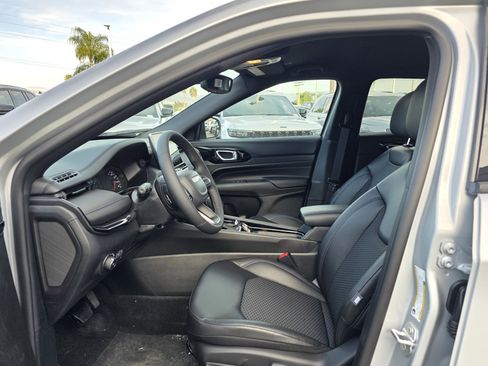 New 2026 Jeep Compass Latitude image 10