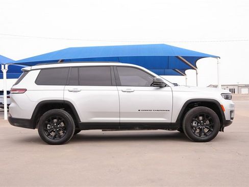 Used 2024 Jeep Grand Cherokee L Laredo image 4