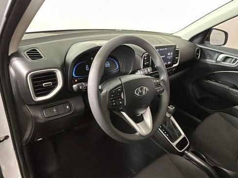 Used 2024 Hyundai Venue SE FWD image 14