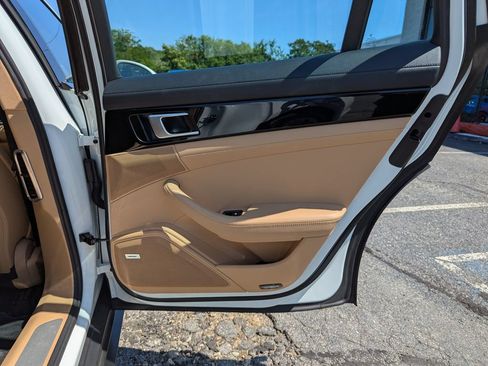Used 2018 Porsche Panamera RWD image 34