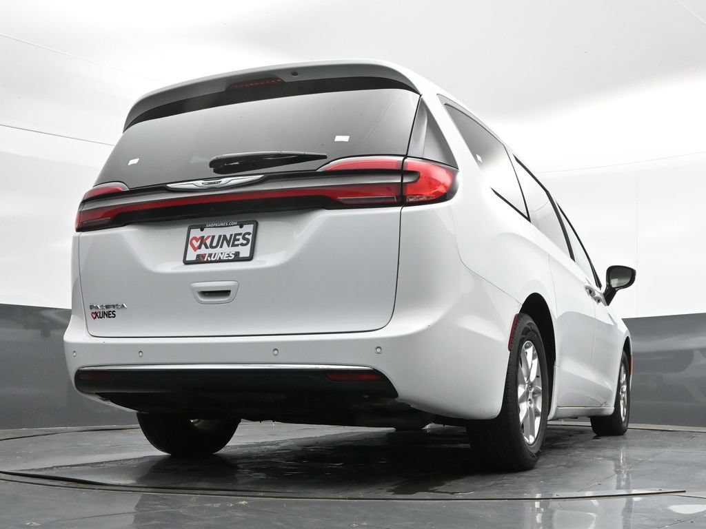 Used 2024 Chrysler Pacifica Touring-L FWD image 39