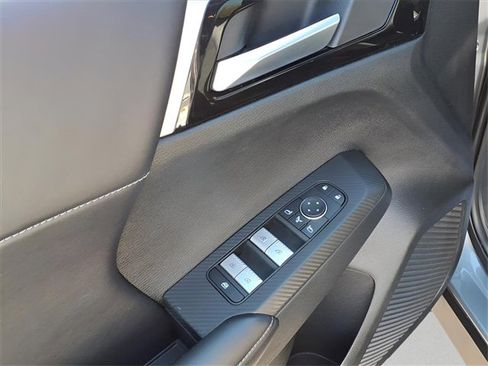 Used 2024 Mitsubishi Outlander AWD image 16