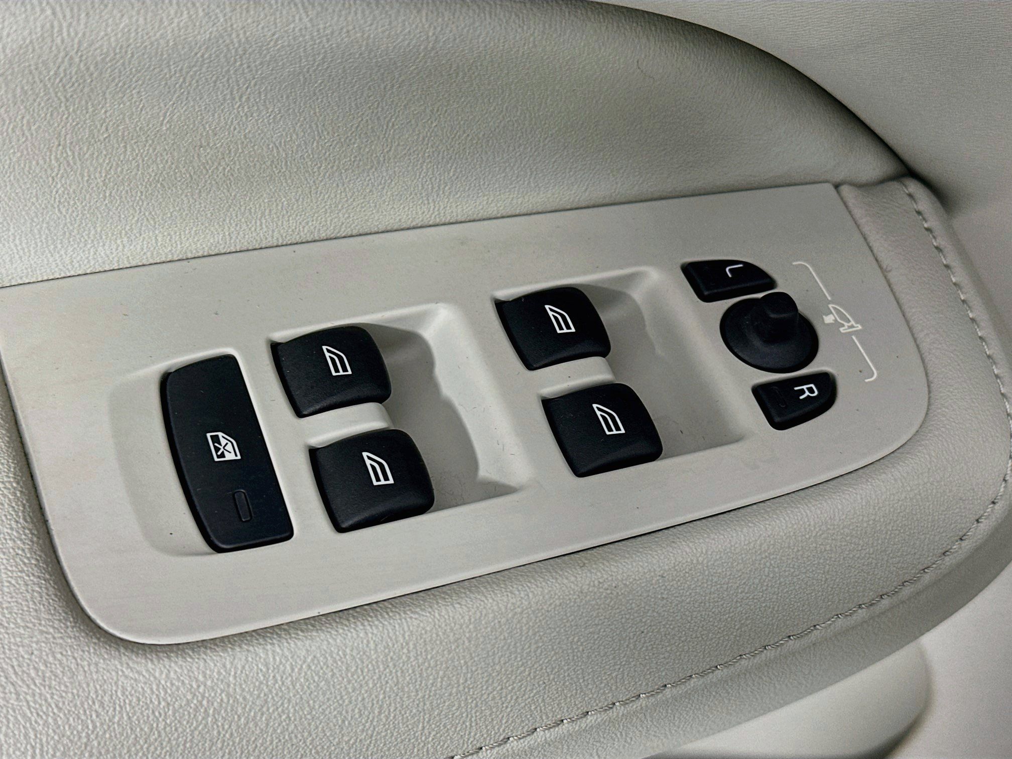 Used 2023 Volvo S60 B5 Core FWD image 18