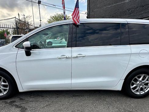 Used 2023 Chrysler Pacifica Touring-L image 3