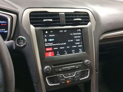 Used 2017 Ford Fusion SE w/ Fusion SE Technology Package image 41