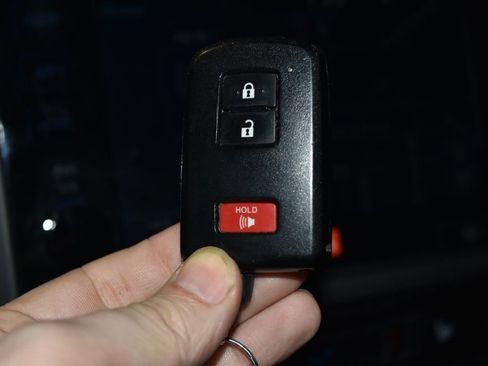 Used 2017 Toyota Tacoma TRD Off-Road image 16