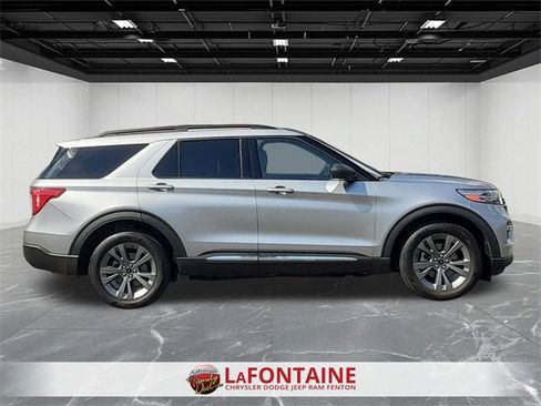 Used 2022 Ford Explorer XLT w/ Equipment Group 202A image 9