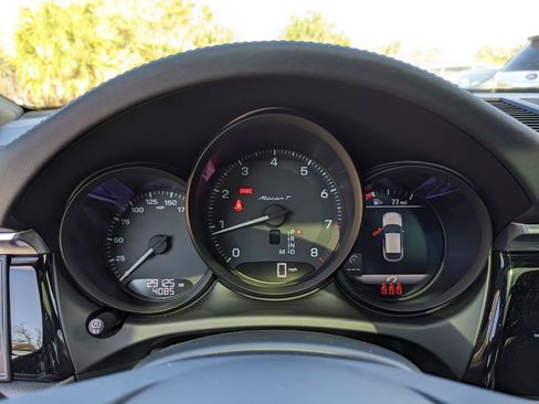 Used 2023 Porsche Macan Turbo image 34