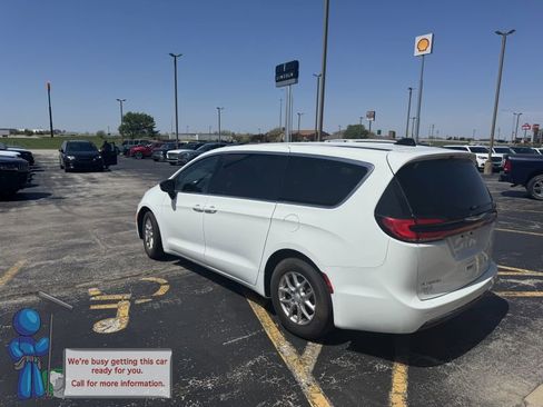 Used 2026 Chrysler Pacifica Select image 3