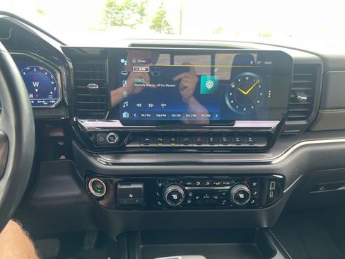 Used 2022 Chevrolet Silverado 1500 ZR2 w/ Technology Package image 19