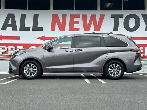 Used 2021 Toyota Sienna XLE w/ XLE Plus Package FWD image 2