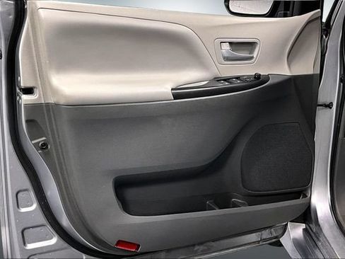 Used 2018 Toyota Sienna LE FWD image 18