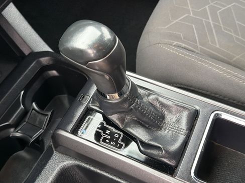 Used 2017 Toyota Tacoma TRD Sport image 32