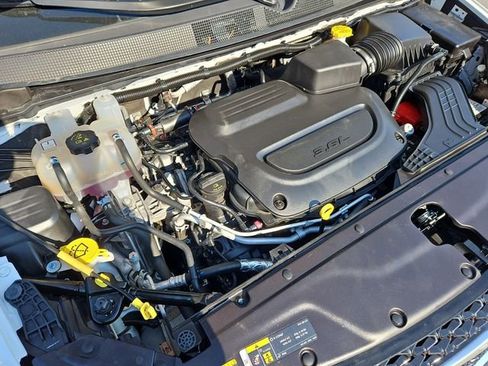 Used 2024 Chrysler Pacifica Touring-L image 26