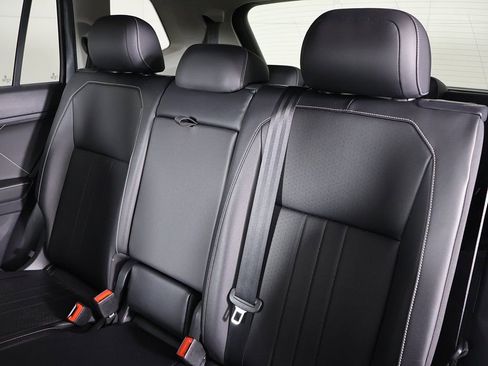 Used 2022 Volkswagen Tiguan SE image 30