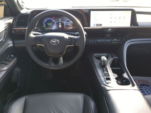 Used 2023 Toyota Crown Limited image 28