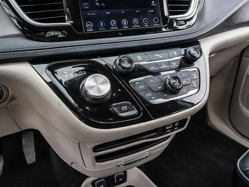 Used 2019 Chrysler Pacifica Limited image 28