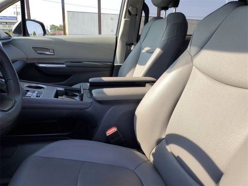 Used 2022 Toyota Sienna XLE image 21