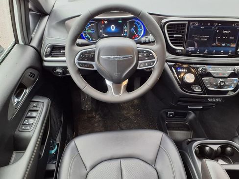 Used 2025 Chrysler Pacifica Select image 13