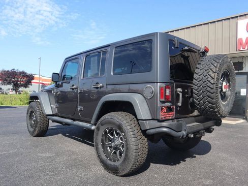 Used 2017 Jeep Wrangler Unlimited Rubicon w/ Cold Weather Group AWD/4WD image 16