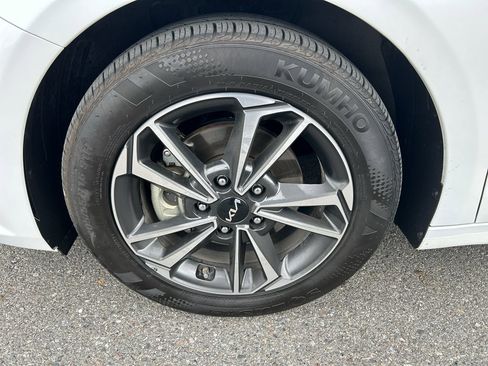 Used 2024 Kia Forte LXS w/ LXS Technology Package FWD image 8
