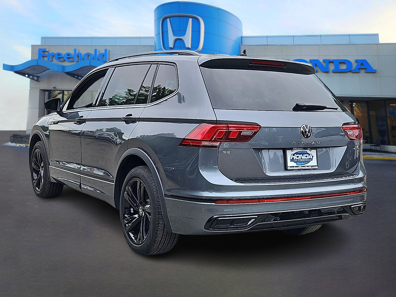 Used 2024 Volkswagen Tiguan SE R-Line AWD/4WD image 5