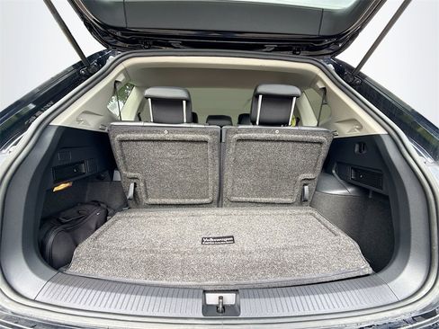 Used 2021 Volkswagen Tiguan SE w/ Panoramic Sunroof Package image 27