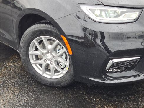 New 2026 Chrysler Pacifica Select image 3