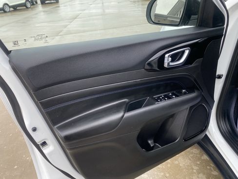 Used 2025 Jeep Compass Latitude w/ Convenience Group image 16