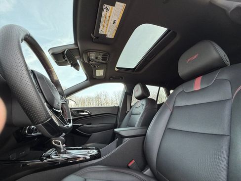 Used 2025 Chevrolet Trax RS w/ Sunroof Package FWD image 16