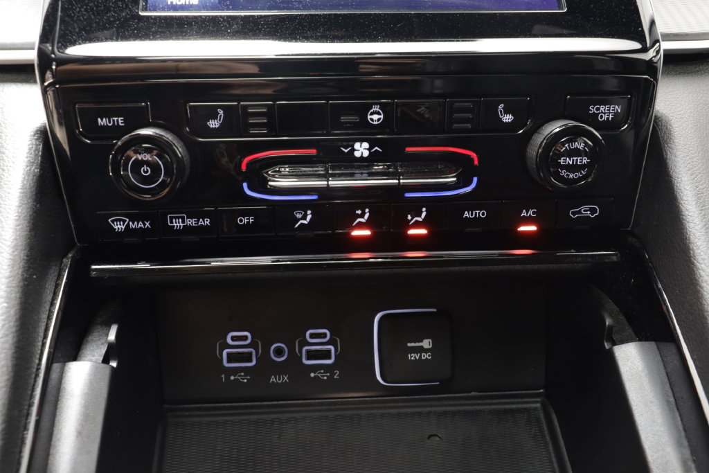 Used 2023 Jeep Grand Cherokee L Altitude AWD/4WD image 11
