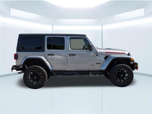 Used 2018 Jeep Wrangler Unlimited Sahara AWD/4WD image 9