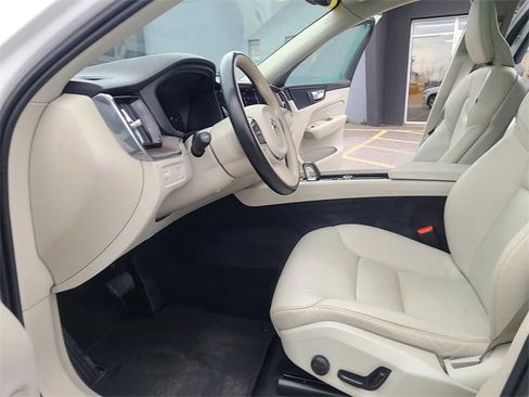 Used 2022 Volvo XC60 B5 Momentum image 14