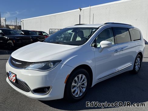 Used 2019 Chrysler Pacifica Touring-L image 8