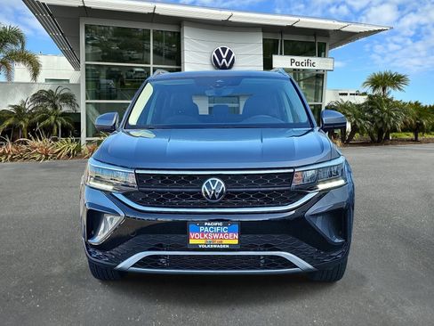 Used 2023 Volkswagen Taos SE w/ Panoramic Sunroof Package FWD image 2