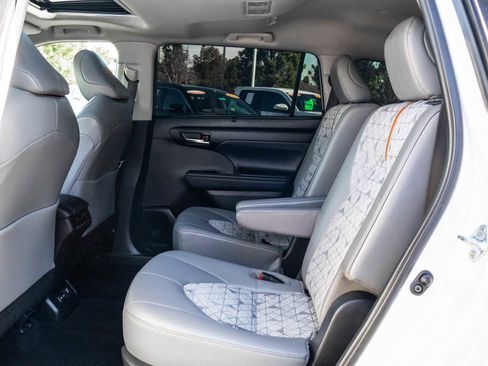 Used 2022 Toyota Highlander Bronze Edition image 16