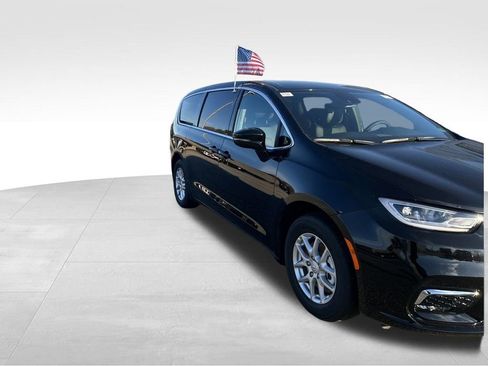 New 2026 Chrysler Pacifica Select image 8