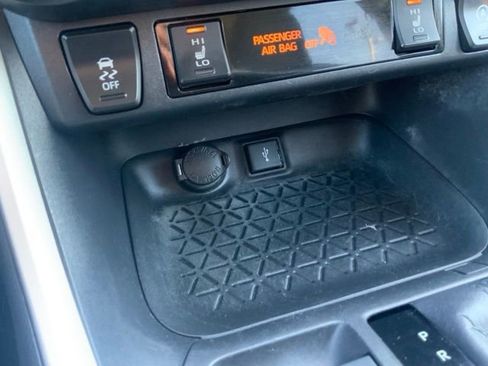 Used 2022 Toyota RAV4 XLE w/ Convenience Package image 29