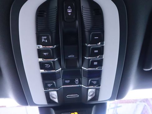 Certified 2025 Porsche Macan AWD/4WD image 30