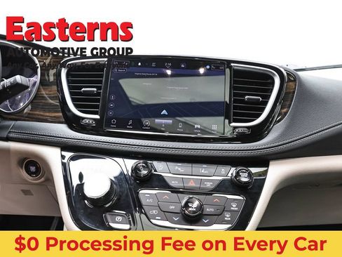 Used 2023 Chrysler Pacifica Limited FWD image 12