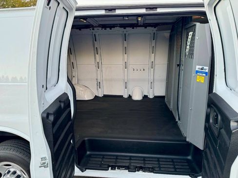 Used 2022 Chevrolet Express 3500 w/ Driver Convenience Package RWD image 10