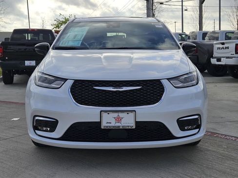 New 2026 Chrysler Pacifica Select image 5