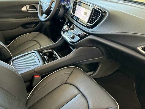 New 2025 Chrysler Pacifica Limited image 12