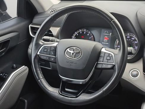 Used 2021 Toyota Highlander LE AWD/4WD image 19