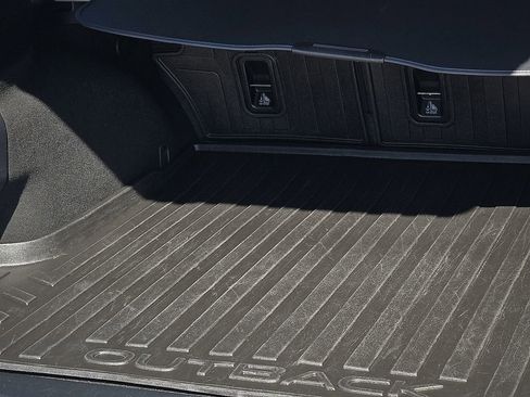 Used 2018 Subaru Outback 2.5i Limited image 9