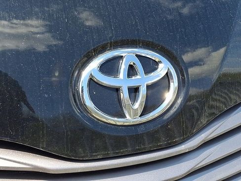 Used 2017 Toyota Sienna XLE AWD/4WD image 3